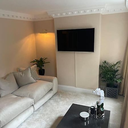 Newly Refurbished Apartment, Near Station & River Londra Esterno foto