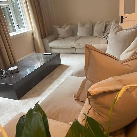 Newly Refurbished Apartment, Near Station & River Londra Esterno foto
