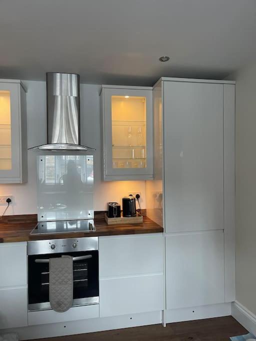 Newly Refurbished Apartment, Near Station & River Londra Esterno foto