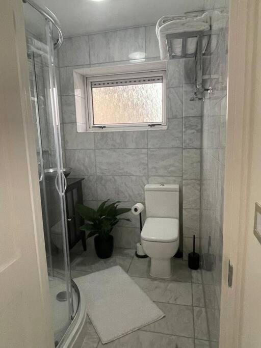 Newly Refurbished Apartment, Near Station & River Londra Esterno foto