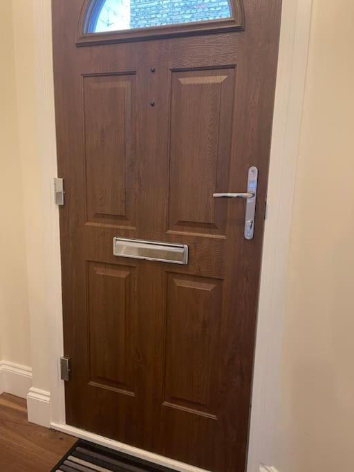 Newly Refurbished Apartment, Near Station & River Londra Esterno foto