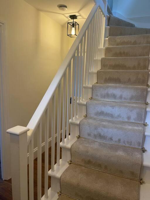 Newly Refurbished Apartment, Near Station & River Londra Esterno foto