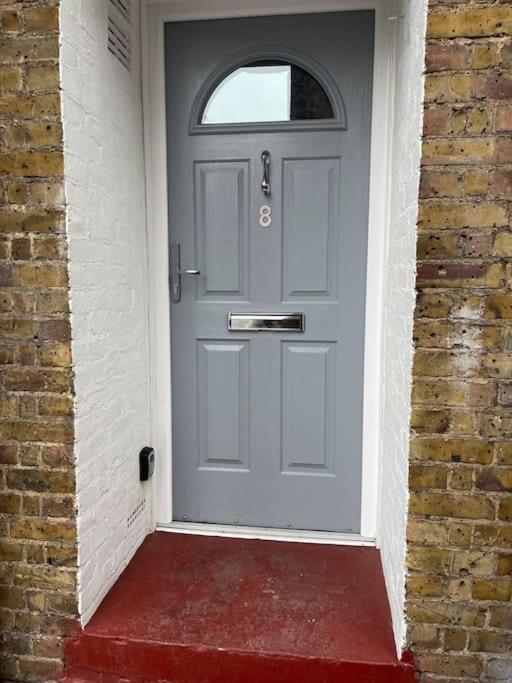 Newly Refurbished Apartment, Near Station & River Londra Esterno foto
